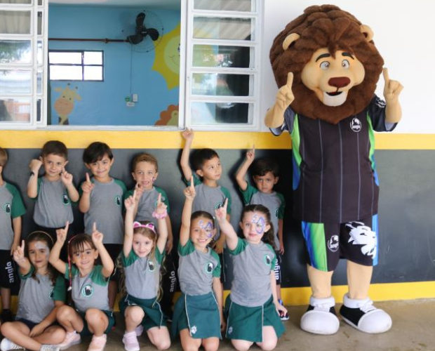 Alunos do Anglo s�o recebidos com muita alegria para primeiro semestre de 2026